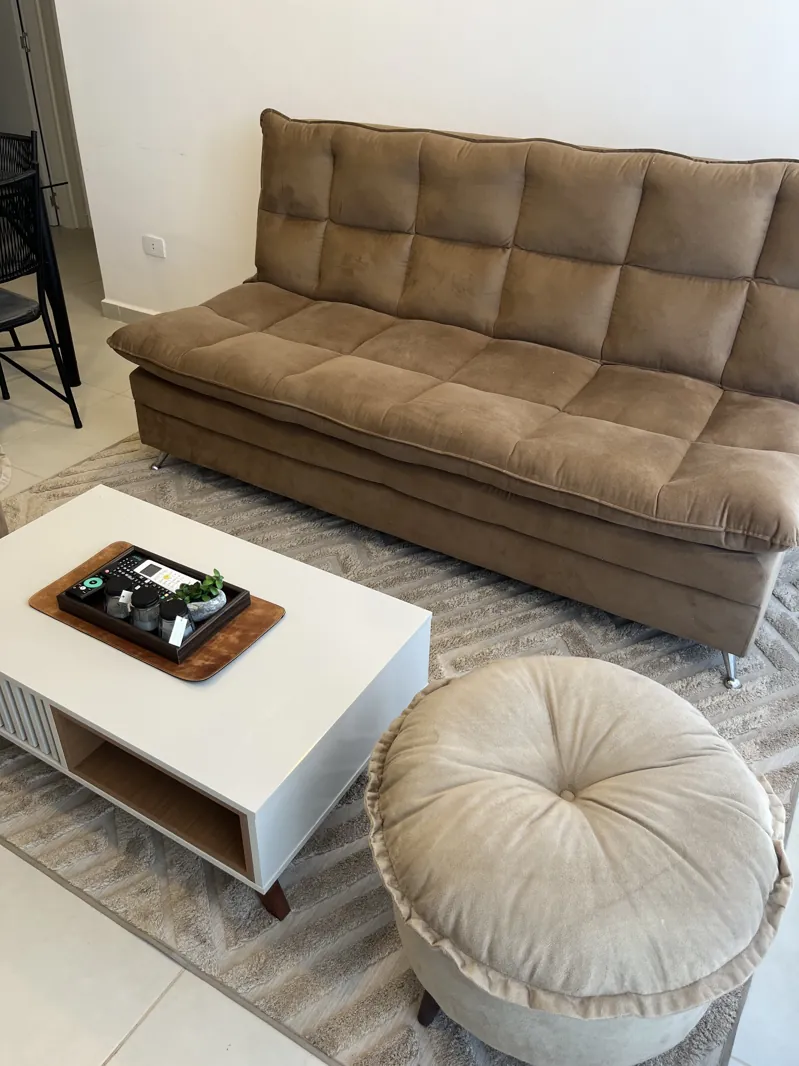 Sofá cama y mesa de centro