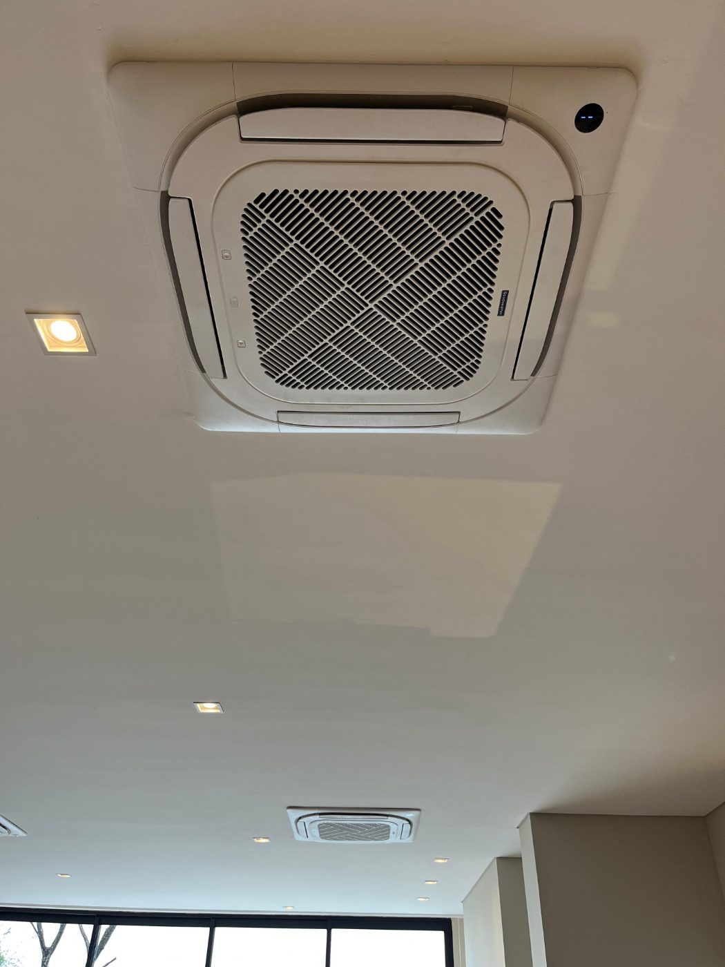 Aire cassette instalado por Acuña en un salón