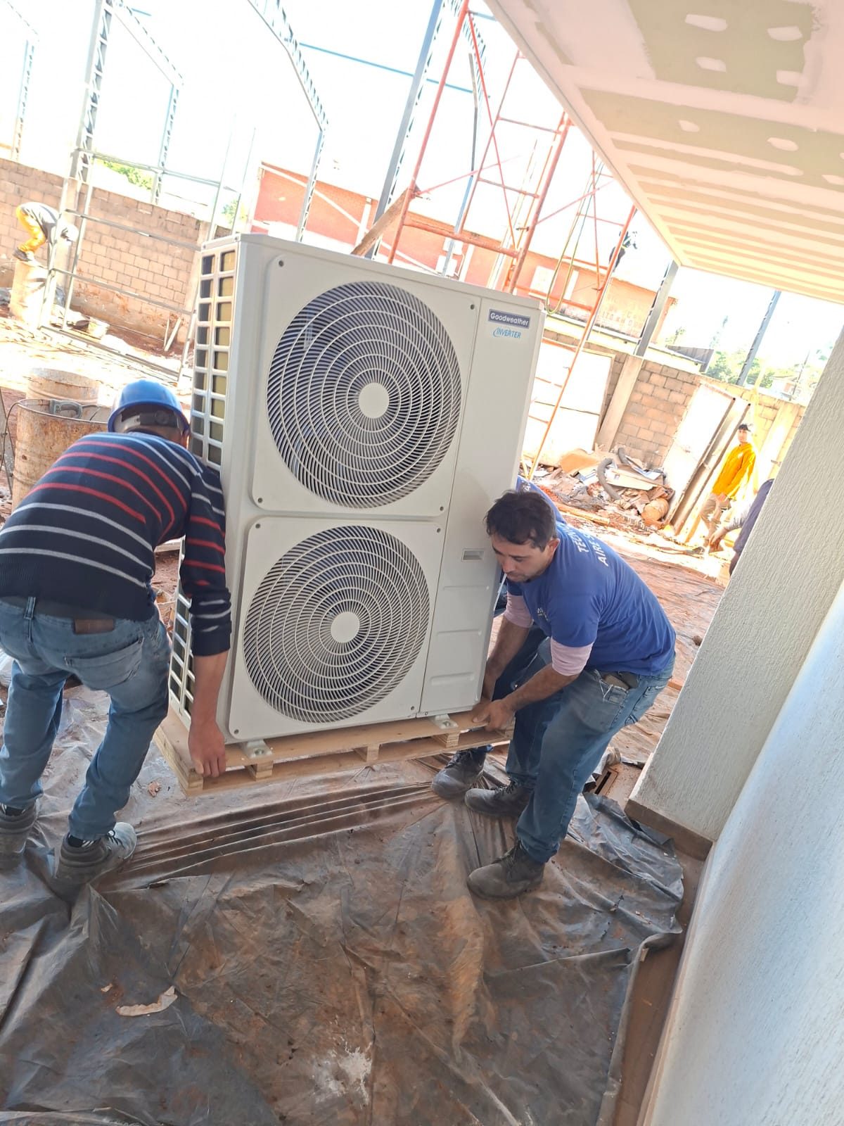 Técnicos moviendo una unidad exterior de gran capacidad