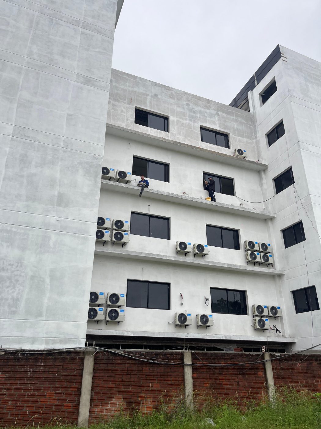 Edificio con unidades exteriores instaladas
