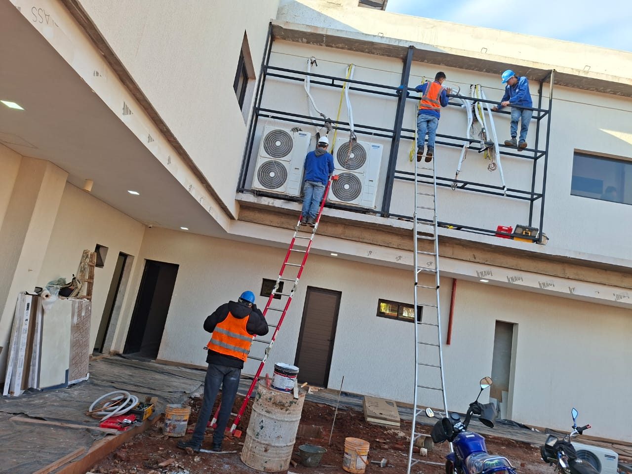 Equipo de Acuña instalando unidades exteriores en fachada