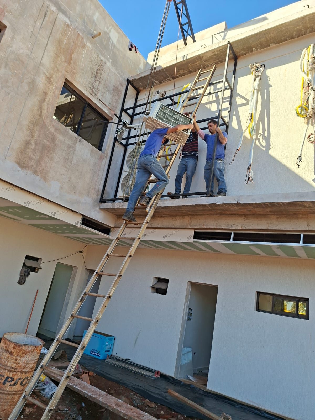 Técnico en escalera trabajando en la fachada