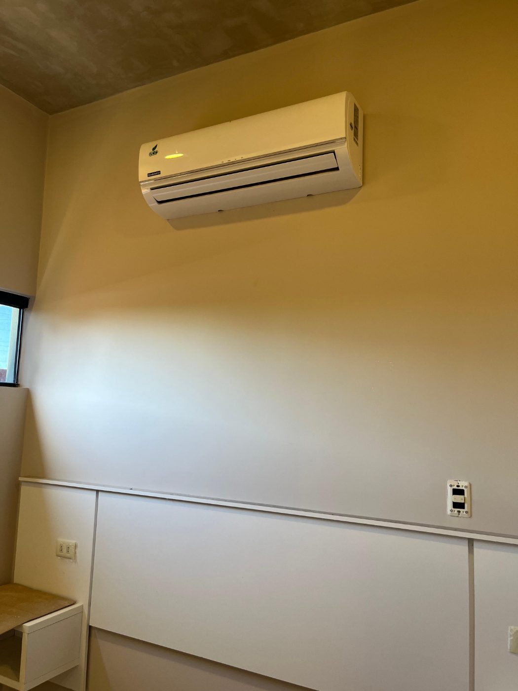 Aire split instalado por Acuña en un dormitorio